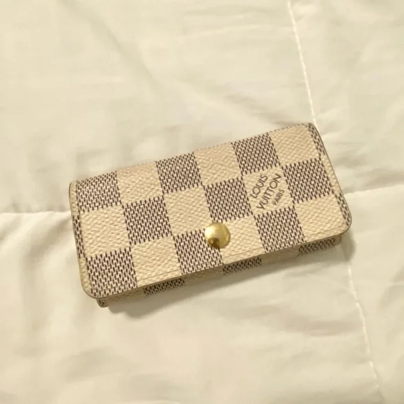 SOLD!! 💯 Authentic Louis Vuitton 4 Key Holder - Picture 8 of 10